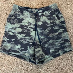 LULULEMON FLEECE LINED SHORTS SIZE 4